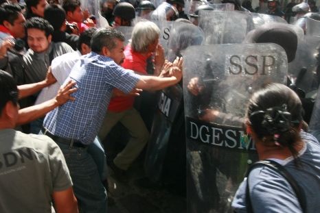 Represion a manifestantes en Oaxaca Mexico durante la visita del presidente Felipe Calderon
