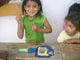 Niñas y niños trabajando y pintando sobre madera
