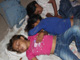 Niñas y niños descansando